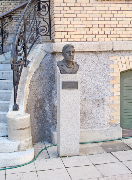 "Carl-Axel Moberg 1915-1987" © Britt-Marie Jern/Bildupphovsrätt 2018. © Foto: Jan Peter Dahlqvist, 2004