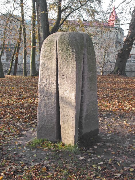 "Monolit i fyra delar". © Lars Hansson/Bildupphovsrätt 2018. © Foto: Jan Peter Dahlqvist, 2003