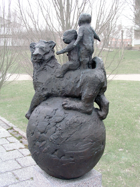 "Klotet, Lejonet och Tvillingarna". © Inga-Louise Lindgren/Bildupphovsrätt 2018. © Foto: Jan Peter Dahlqvist, 2004