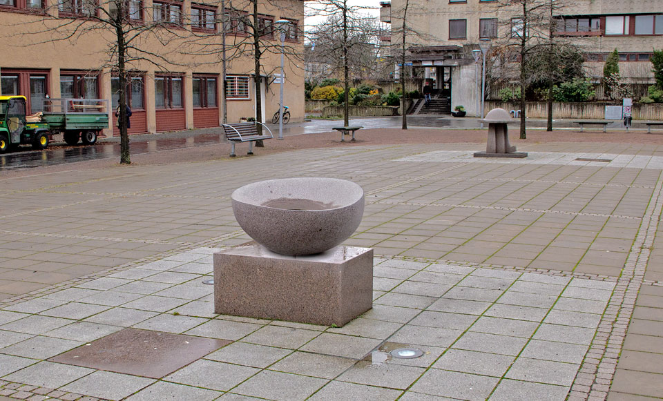 "Vallmo och Gående hatt" © Eva Lange/Bildupphovsrätt 2018. Foto: © Jan Peter Dahlqvist, 2014