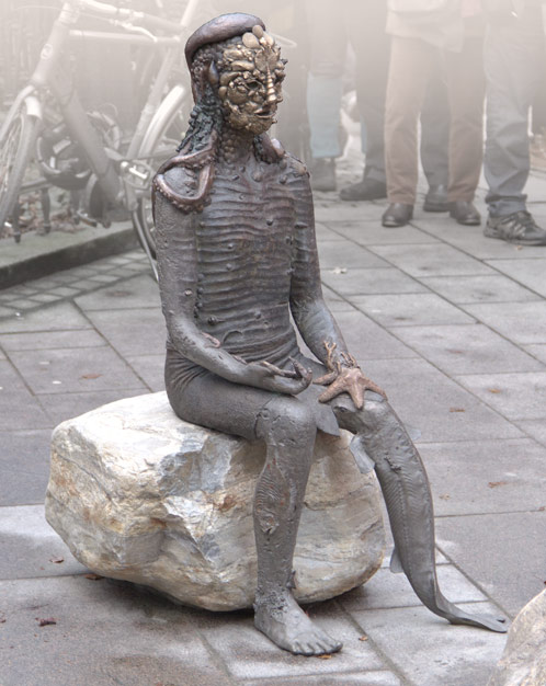 Tilda Lovell, "Oraklet", bronsskulptur vid Domkyrkan i Göteborg. Foto: Jan Peter Dahlqvist