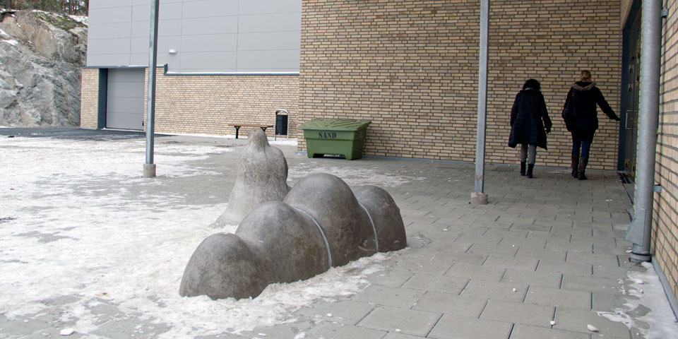 Två kamrater på väg in © Camilla Engman, Per Agelii/Bildupphovsrätt 2018. Foto: Jan Peter Dahlqvist, 2016