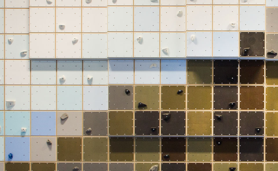 Detaljbild av klättervägg, Torshallen, Torslanda av konstnär Fredrik Norén