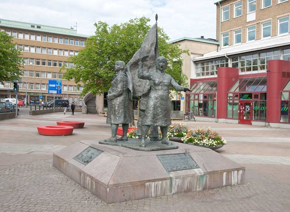 Skulpturgrupp bestående av en gravid kvinna, en kvinna som ropar och en man som bär en fana.