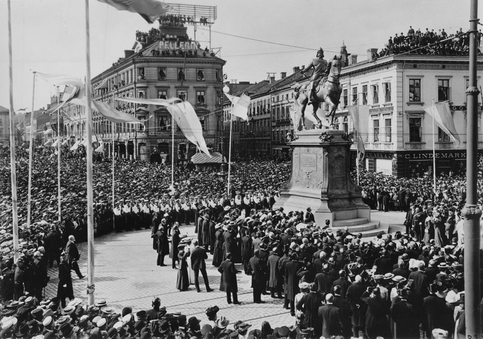 Foto från invigningen av Karl IXs ryttarstaty i Göteborg, 1904