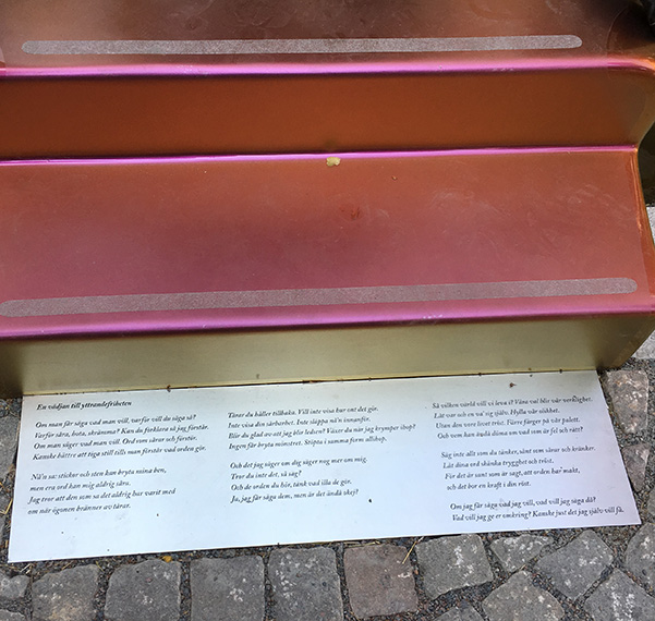 Texten till visan är ingraverad på en skylt