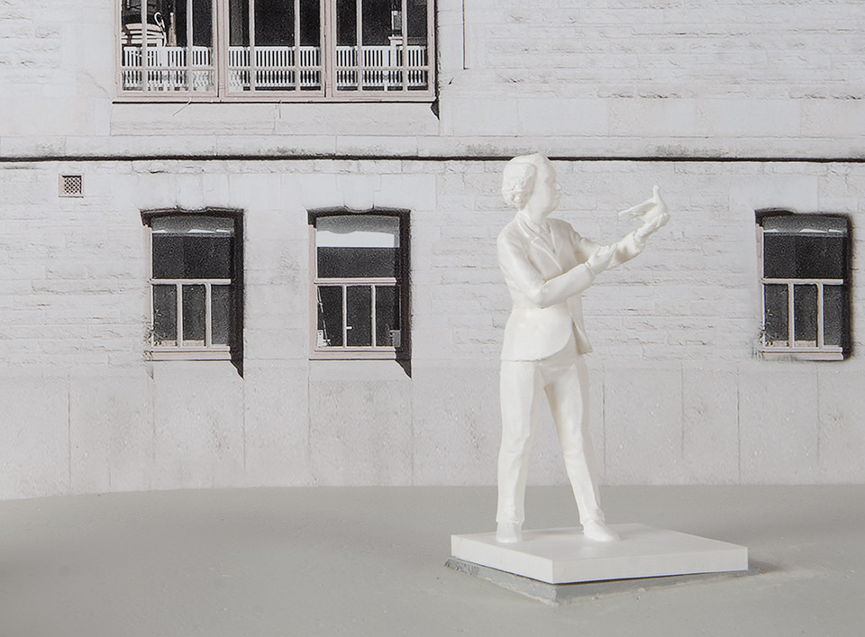 Ingrid Segerstedt Wiberg är avbildad med en fredsduva i sin hand, upphöjd mot skyn.