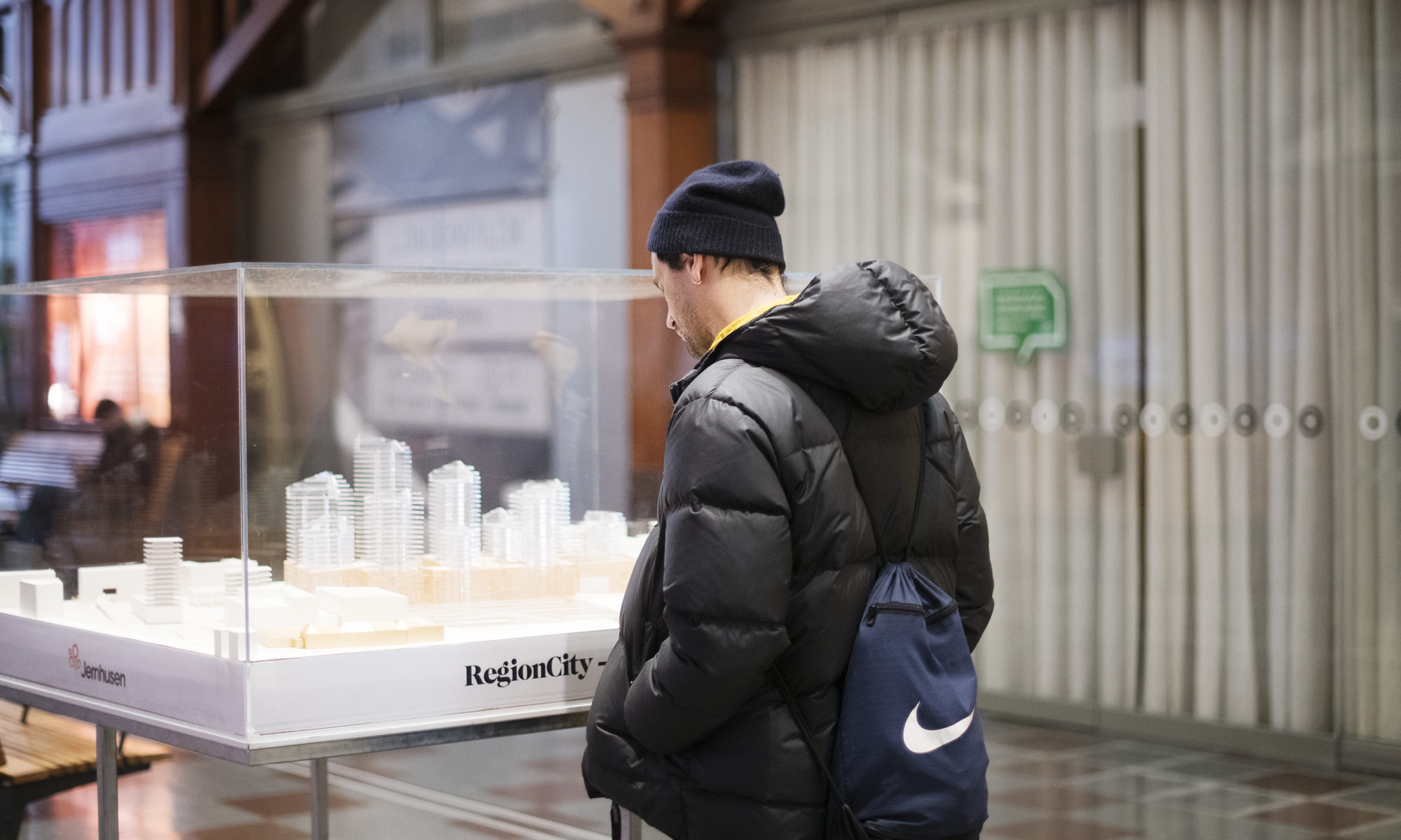 Manuel Pelmus betraktar en modell över kommande byggen runt centralstationen