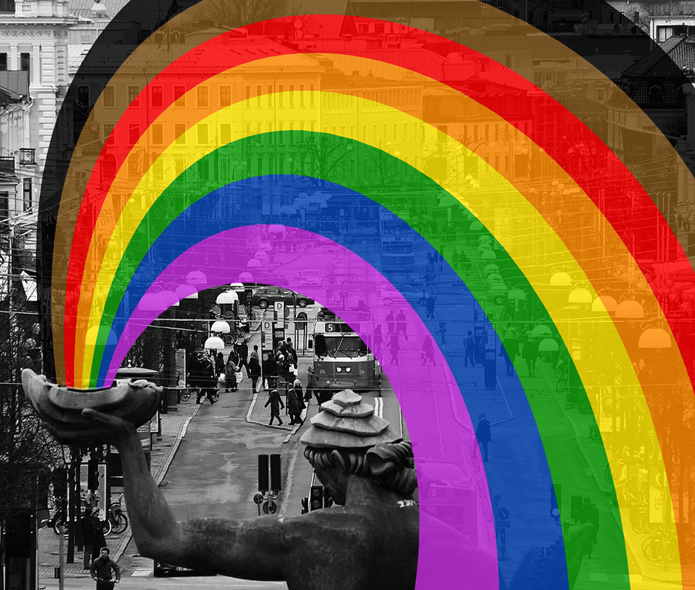 En regnbåge kommer ur statyn Poseidon på Götaplatsen i Göteborg.