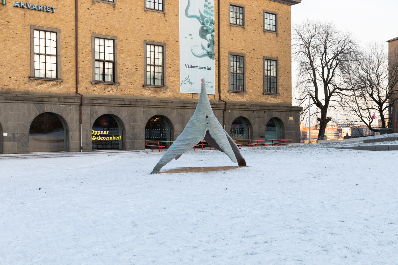 Skulpturen sedd från sidan framför Sjöfartsmuseet.