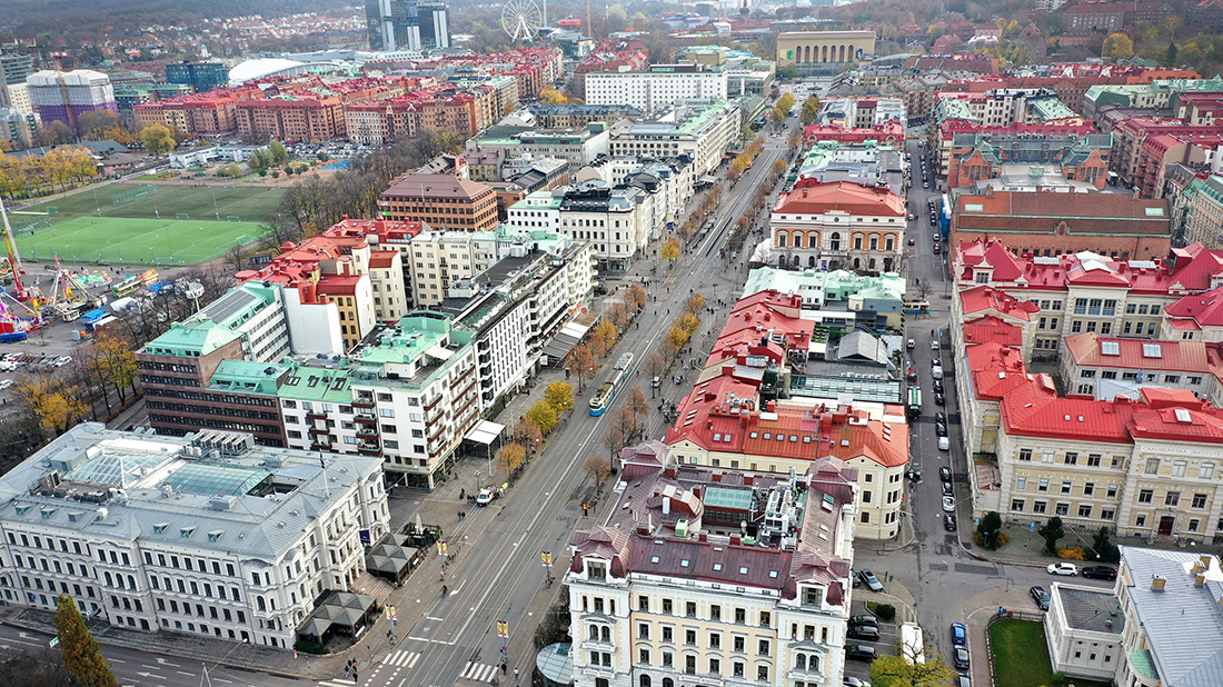 Drönarbild över Avenyn, där Götaplatsen skymtar längst upp i bild.