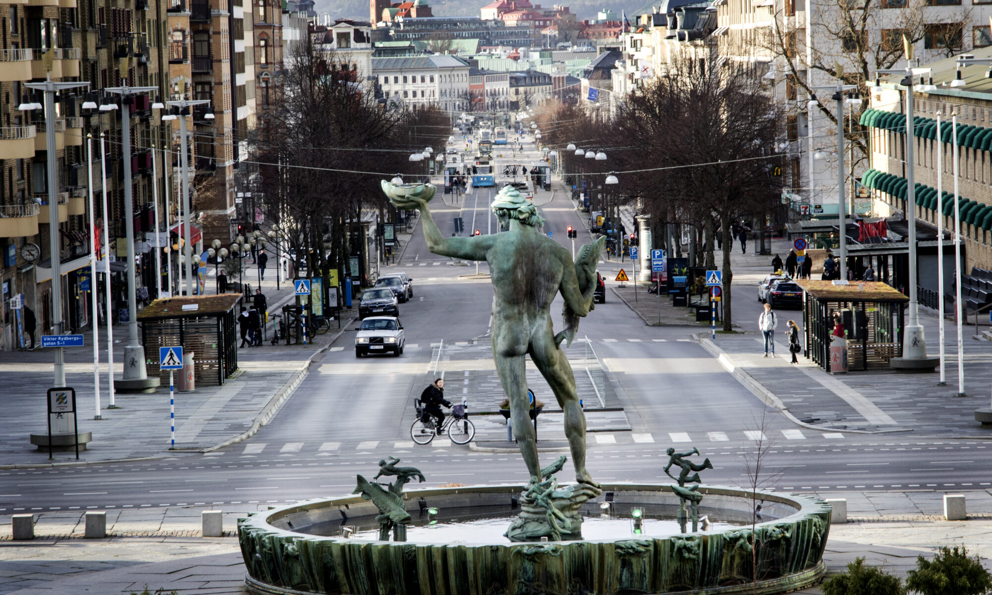 Carl Milles staty av Poseidon i sitt vattenfyllda brunnskar tronar över Avenyn.