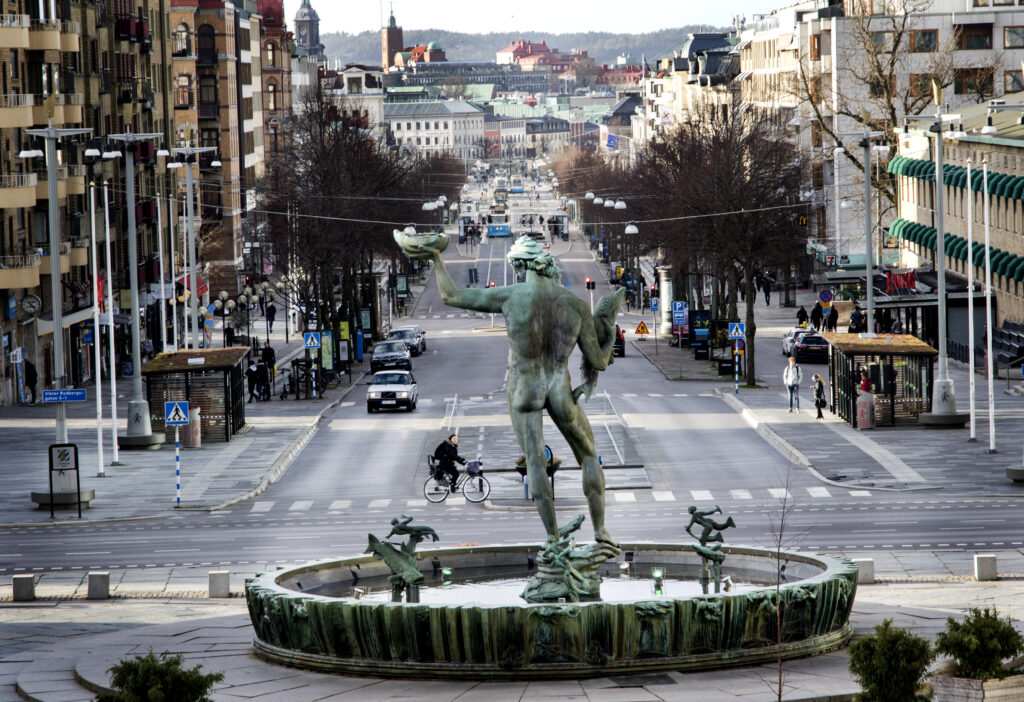 Poseidon i sitt vattenfyllda brunnskar tronar över Avenyn.
