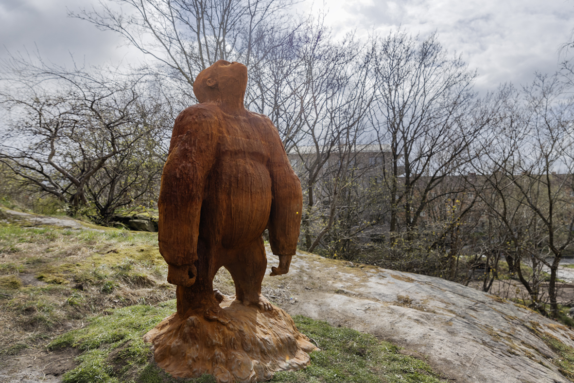 Ett foto av ett konstverk i gjutjärn.