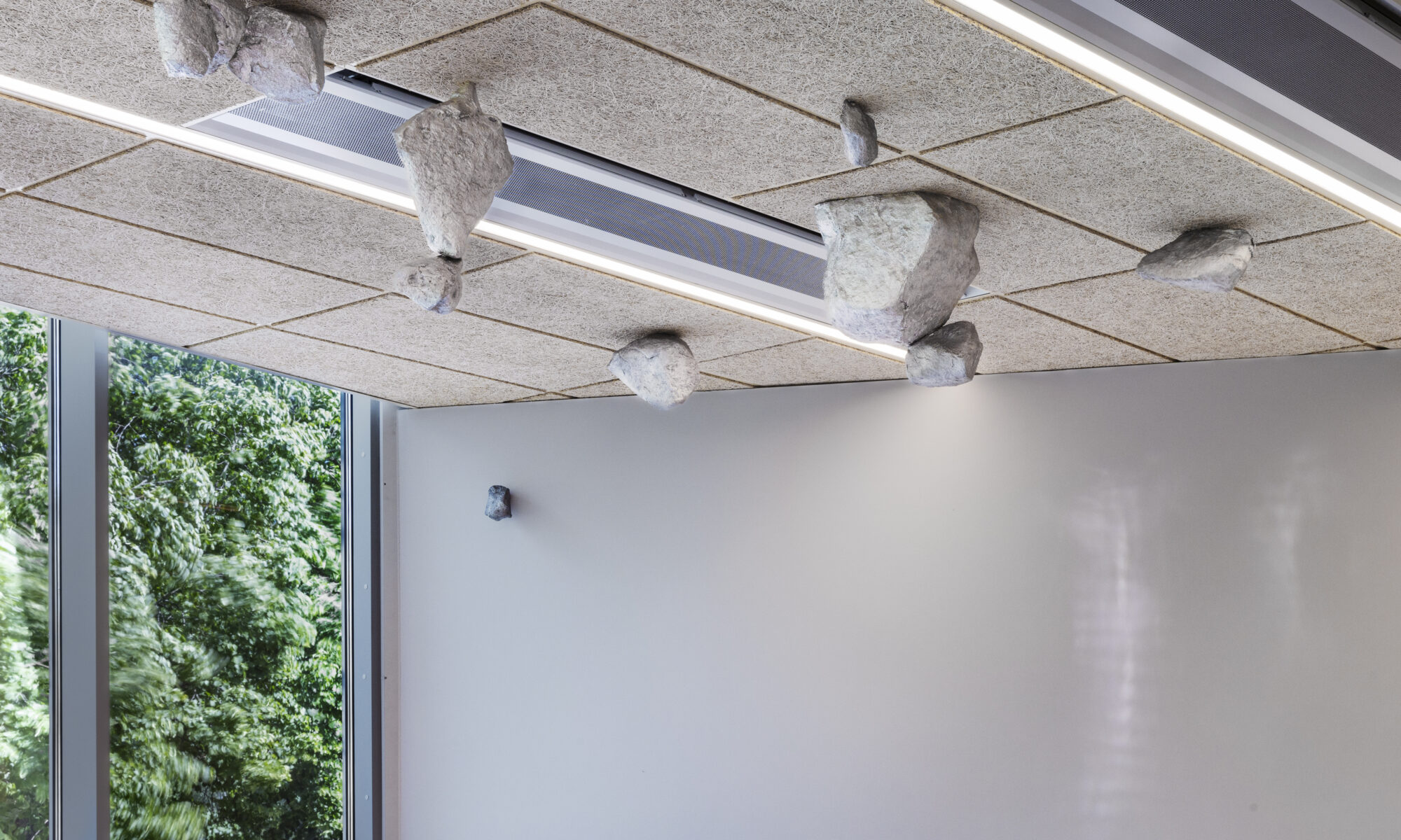 Ett foto av ett konstverk stenliknande skulpturer i ett tak.