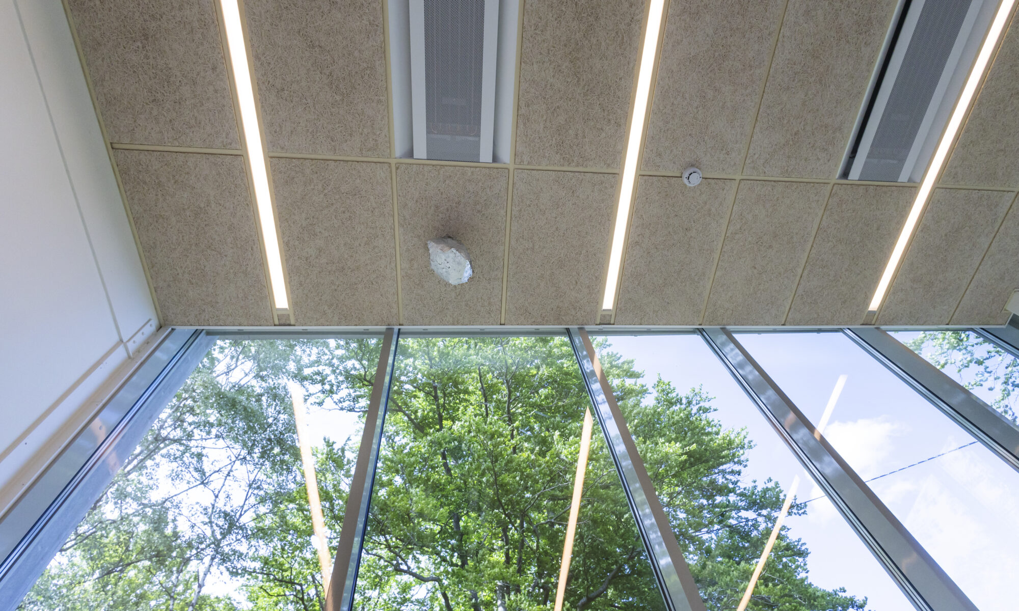 Ett foto av ett konstverk stenliknande skulpturer i ett tak.