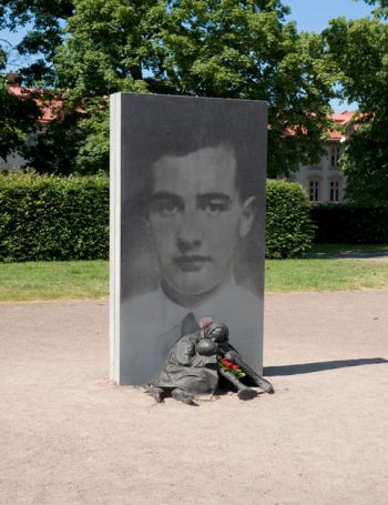 Minnesmärke Raoul Wallenberg Konstverket "Minnesmärke Raoul Wallenberg", av Charlotte Gyllenhammar