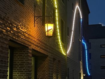 Verket består av tre smidda lyktor och en ljusslinga. Foto: Johan Thurfjell.