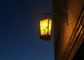 Verket består av tre smidda lyktor och en ljusslinga. Foto: Johan Thurfjell.