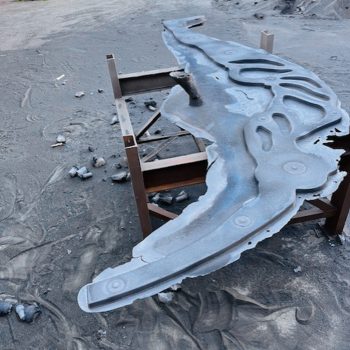 Verkets tre stag föreställer tre kvinnliga fotbollsspelare. De är gjutna i järn. Foto: Marie Nordh, Mölltorps gjuteri.