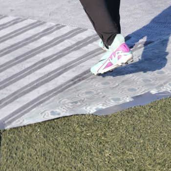 Under arbetet med Urd, Skuld och Verdandi - nornornas port träffade konstnärerna spelare i Jitex BK F2013 och Gunnilse IS F14/15, som fick vara med och skapa en del av verket